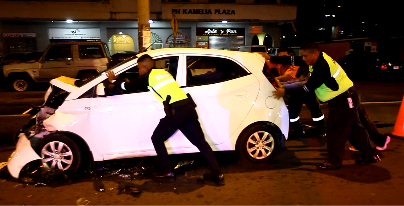 Conductor se queda dormido y choca contra auto en vía España Critica