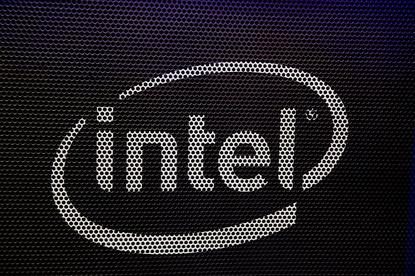 Fotografía de archivo del logo de la compañía Intel. EFE