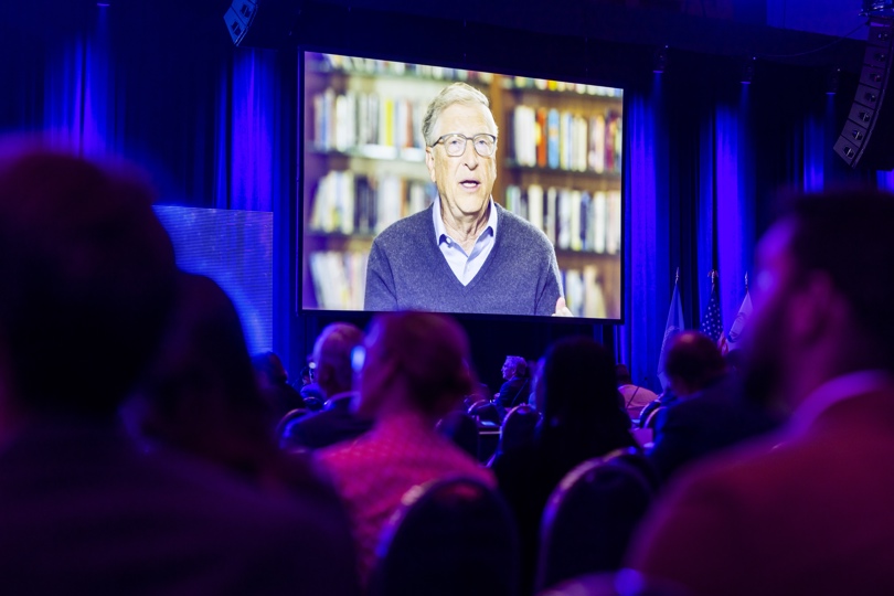 Fotografía de archivo en la que se registró una video conferencia dictada por Bill Gates (en pantalla), cofundador de Microsoft, en Washington DC (EE.UU.). EFE