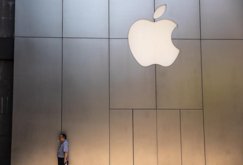 Un hombre pasa por delante de una tienda de Apple. EFE/Archivo