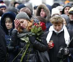Dos mujeres lloran mientras esperan el paso del coche fúnebre con los restos del opositor ruso Boris Nemstov en Moscú (Rusia) EFE/Sergei