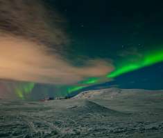 Aurora polar es un fenómeno en forma de brillo o luminiscencia que se presenta en el cielo nocturno, generalmente en zonas polares. En el hemisferio sur es conocida como aurora austral, y en el hemisferio norte como aurora boreal.