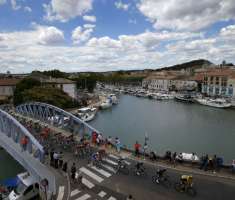El ciclista británico Christopher Froome (d) del Sky lideró el pelotón durante la 12ª etapa del Tour de Francia, de 178km desde la ciudad de Montpellier hasta Mont Ventoux, en Francia.  /   Foto: EFE