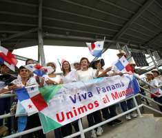 La bandera panameña le dio el toque nacionalista al paso del Cosco Shipping Panamá por la esclusa de Agua Clara.  /  Foto: AP
