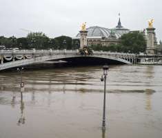 Vista general de lámparas parcialmente sumergidas junto al puente Alexandre III en el río Sena en París. /  Foto: EFE