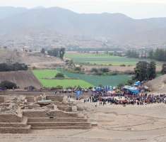 Complejo arqueológico Paraíso, de unos 4.000 años de antigüedad, donde decenas de actores escenificaron hoy, la tradicional ceremonia de la fiesta del Sol o Hatum Kuraq Raymi (en quechua), en Lima.  /  Foto: EFE