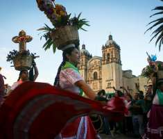 Representantes de 17 etnias provenientes de las ocho regiones del estado mexicano de Oaxaca se presentan como parte de las actividades previas a la celebración de la Guelaguetza.  /  Foto: EFE