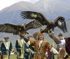 Durante los segundos Juegos Mundial del nómada en el lago Issyk Kul en Cholpon-Ata, Kirguistánlos participantes tienen águilas de oro para una caza.  /  Foto: AP