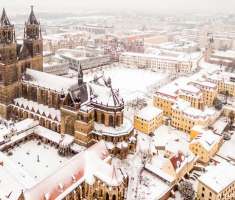 Un vistazo a la ciudad de Magdeburgo y su catedral desde la perspectiva de un pájaro. La capital de Sojonia-Anhalt se ubica al este de Alemania. Aquí, la posibilidad de que caiga nieve es mayor que en el oeste del país.