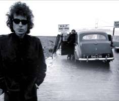 Bob Dylan, nacido como Robert Allen Zimmerman, es un músico, cantante y poeta estadounidense, considerado ampliamente como una de las figuras más prolíficas e influyentes de su generación en la música.