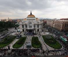 Mexicanos esperan la llegada de las cenizas de fallecido el pasado 28 de agosto, Juan Gabriel, a las afueras del Palacio de Bellas Artes en Ciudad de México. / EFE 