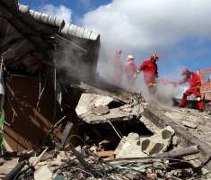 Organismos de rescate trabajan en la búsqueda de varios cuerpos bajo la estructura de un hotel desplomado, tras un fuerte sismo que sacudió Ecuador.  /  EFE