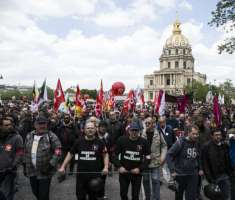  Cientos de personas se manifiestan contra la reforma laboral en París, Francia.  /  Foto: EFE