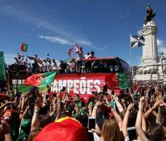 Miles de seguidores reciben a la selección portuguesa durante su recorrido por la céntrica plaza de Marqués de Pombal, tras la recepción con el jefe del Estado, en Lisboa, Portugal.   /  Foto: EFE