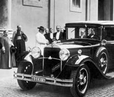 Papa Pío XI recibe personalmente su Mercedes-Benz Nürburg 460 en el año 1930. Foto cortesía: www.nbcnews.com