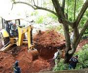 La excavación se concentró por más de dos horas en un área de terreno cerca de un árbol.