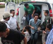 Los agentes abrieron las puertas traseras del camión y se encontraron a los migrantes hacinados. FOTO/EFE