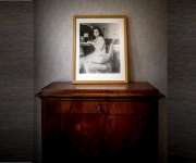 Vista de un retrato de Ana Frank en una habitación de su antigua casa situada en Ámsterdam (Holanda), en una fotografía de archivo. EFE