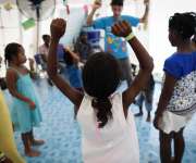  Niños migrantes juegan en la Estación de Recepción Migratoria (ERM) de San Vicente en Metetí (Panamá). EFE