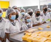 Estudiantes visitan fábrica de queso