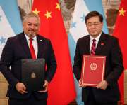 El ministro de Exteriores de Honduras, Eduardo Reina (I), y su homólogo de China, Qin Gang (D), tras firmar el restablecimiento de relaciones diplomáticas