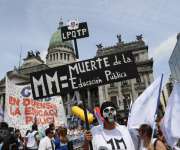 Personas participan en una marcha frente al Congreso argentino, en Buenos Aires (Argentina), en una fotografía de archivo. EFE