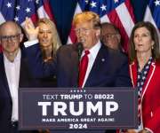 El expresidente estadounidense Donald Trump (c) habla después de derrotar a la exgobernadora Nikki Haley en las primarias presidenciales republicanas de Carolina del Sur en Columbia. EFE