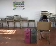 Una mujer vota en el centro escolar 'Concha viuda de Escalón' este domingo, en San Salvador (El Salvador). EFE