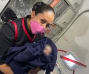 La madre del bebé fue asistida por personal del vuelo. (X @xime_garmendia)
