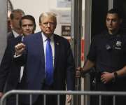El expresidente estadounidense Donald Trump (2-R) hace gestos mientras regresa a la sala del tribunal en su juicio en el Tribunal Penal de Manhattan en Nueva York, EE.UU. EFE