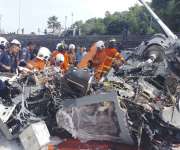 Los equipos de emergencia de Malasia tratan de recuperar los cadáveres de los fallecidos a raíz del accidente de dos helicópteros de la Marina. EFE