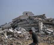 palestino ante casa destruida en el este del campo de refugiados de Al Nuseirat, en el centro de la Franja de Gaza. EFE