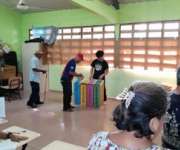 Un grupo de adultos mayores proceden a votar en la escuela Carlos A. Mendoza, San Miguelito. (Foto: Landro Ortiz)