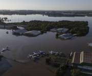 Fotografía aérea donde se observan unos aviones en una pista inundada este lunes, en el Aeropuerto Internacional Salgado Filho de Porto Alegre (Brasil). EFE