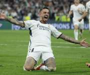El delantero del Real Madrid Joselu celebra su segundo gol./ Foto: EFE