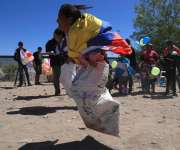 Integrantes del colectivo 'Ángeles Mensajeros' celebraron a los niños en su día el pasado 1 de mayo, en la frontera con Estados Unidos, en Ciudad Juárez (México). EFE
