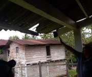Parte del techo de la escuela en malas condiciones.