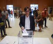 El primer secretario de los socialistas catalanes y candidato a la presidencia de la Generalitat catalana, Salvador Illa, vota en Barcelona, este domingo. EFE