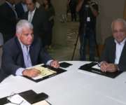 José Raúl Mulino junto a Luis Eduardo Camacho este viernes en la reunión con la bancada de RM.