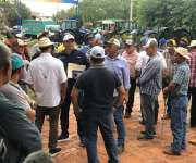 Los  productores decidieron dejar indefinidamente sus equipos agrícolas estacionados frente al palacio de la Gobernación de Los Santos.
