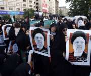 Mujeres iraníes sostienen carteles del presidente iraní Ebrahim Raisi durante una ceremonia de duelo en Teherán. EFE