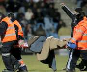 Futbolista es atendido por un fuerte golpe en la cabeza. Foto: EFE