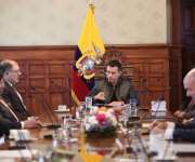 Presidente de Ecuador, Daniel Noboa (c), durante una reunión en el Palacio de Gobierno. EFE