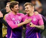 Thomas Mueller (L) y Toni Kroos celebran un gol ante Países Bajos. /EFE