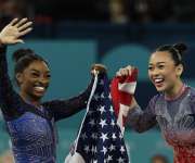 Las estadouidenses Simone Biles (I) y Sunisa Lee (d). /Foto: EFE