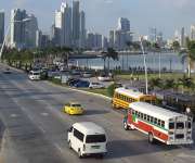 Taxis y buses en la ciudad capital.