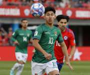 Miguel Terceros de Bolivia controla un balón este martes. /Foto: EFE