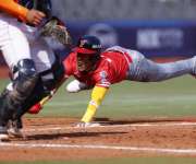 El panameño Edgard Muñoz Se arroja al piso para evitar ser ponchado durante el juego inaugural del torneo Premier 12 de béisbol. /Foto: EFE