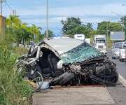 El auto quedó destrozado a consecuencia del impacto.