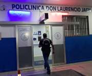 Unidad policial en las afueras del centro hospitalario donde llevaron a un herido.